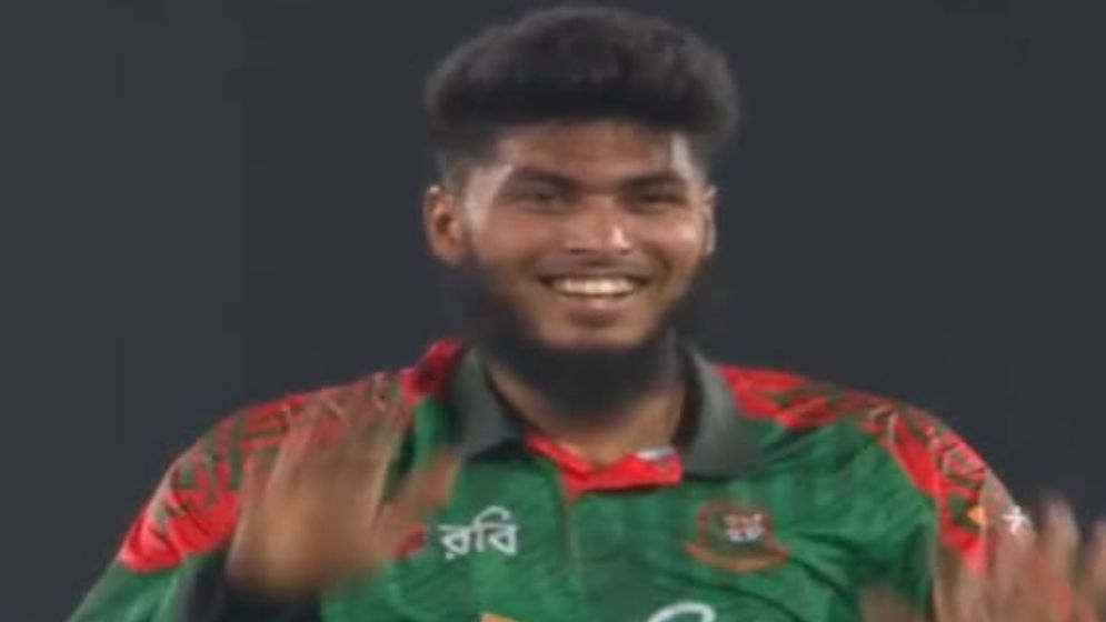 ৬ বলে রিশাদের ৩ উইকেট, বাংলাদেশ উড়ছে