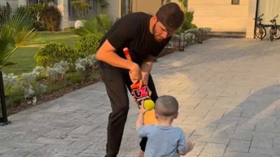 ছেলের সঙ্গে ক্রিকেটে মাতলেন শাহিন আফ্রিদি