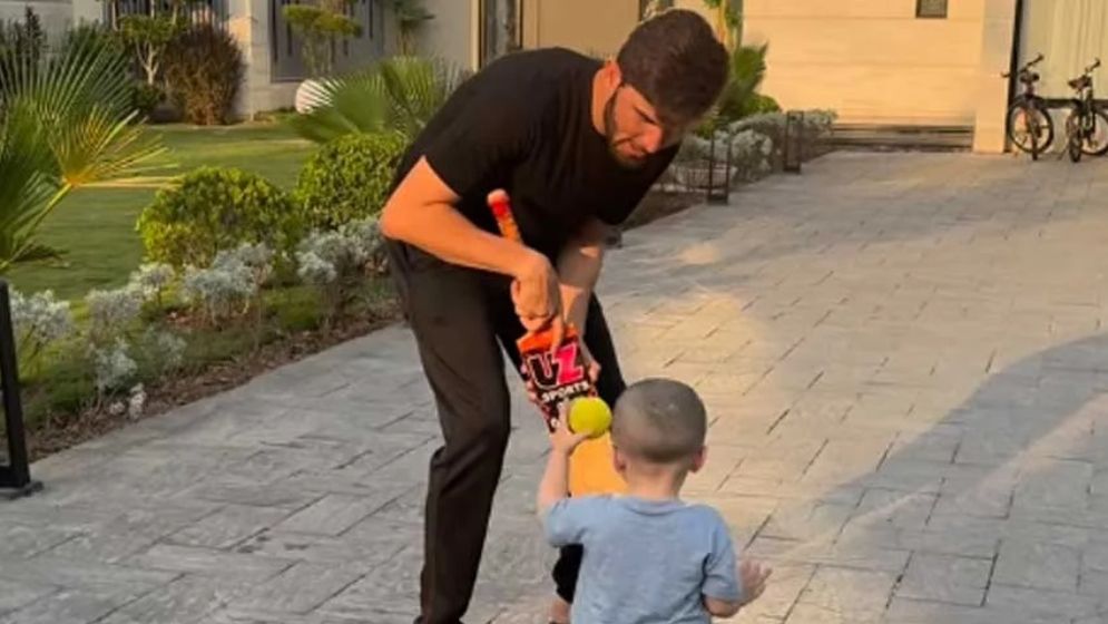 ছেলের সঙ্গে ক্রিকেটে মাতলেন শাহিন আফ্রিদি