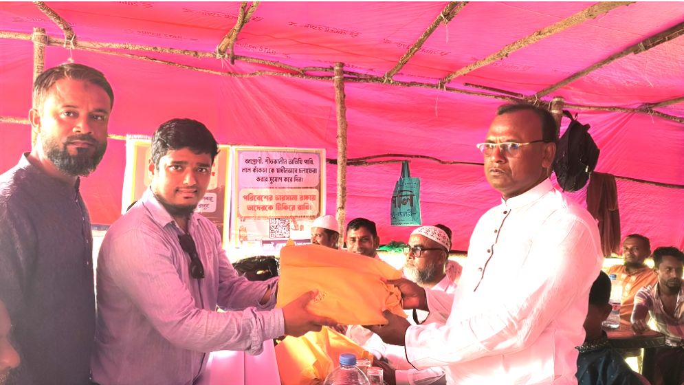 লালমোহনে গরিবের বন্ধু ‘লাস্ট ড্রেস বাই শওকত’