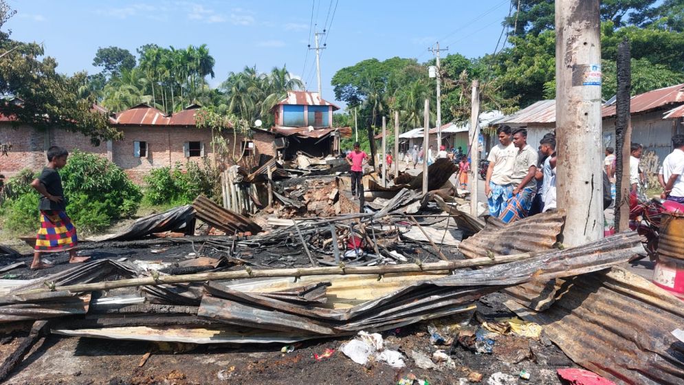 আগুনে পুড়ল রামগতির ৯ দোকান, কোটি টাকার ক্ষয়ক্ষতি