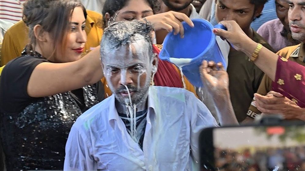 দুধ দিয়ে গোসল কি কোনো রীতি?