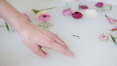 দুধ দিয়ে গোসল করলে শরীরের কি কোনো উপকার হয়?