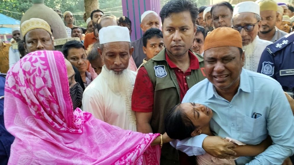 প্যারোলে মুক্তি পেয়ে বাবার জানাজায় আ.লীগ নেতা