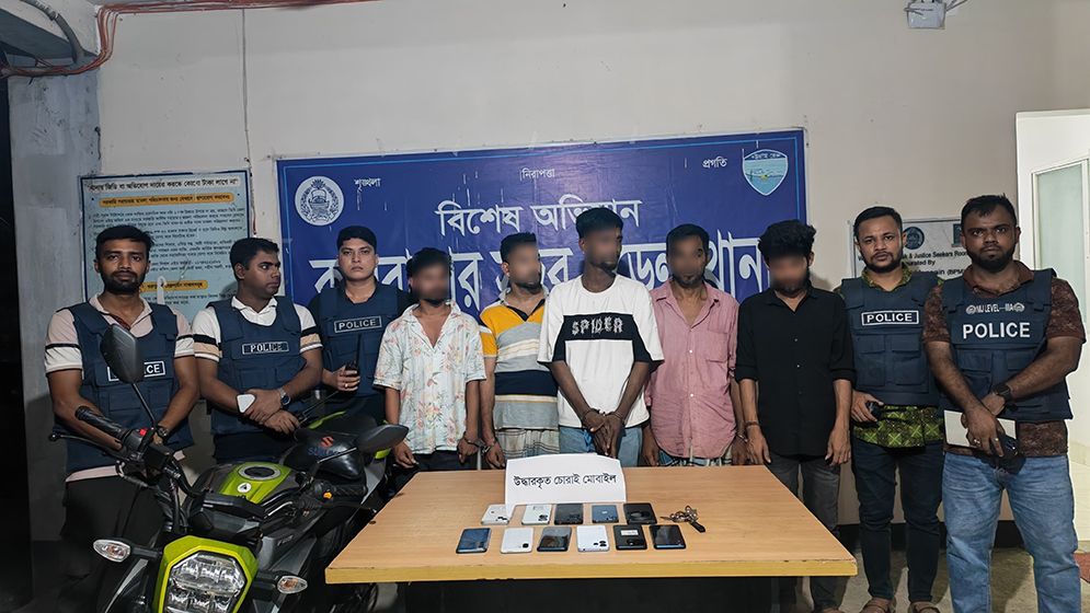 কক্সবাজারে পর্যটককে ছুরিকাঘাত করে মোবাইল ছিনতাই, আটক ৫