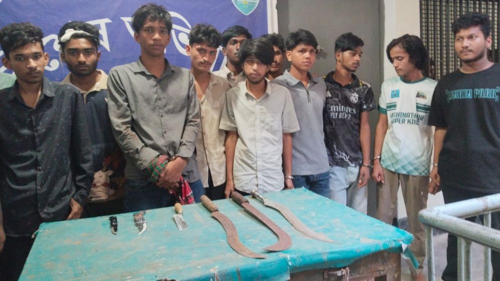 কুমিল্লায় কিশোর গ্যাংয়ের ২৪ সদস্য গ্রেফতার