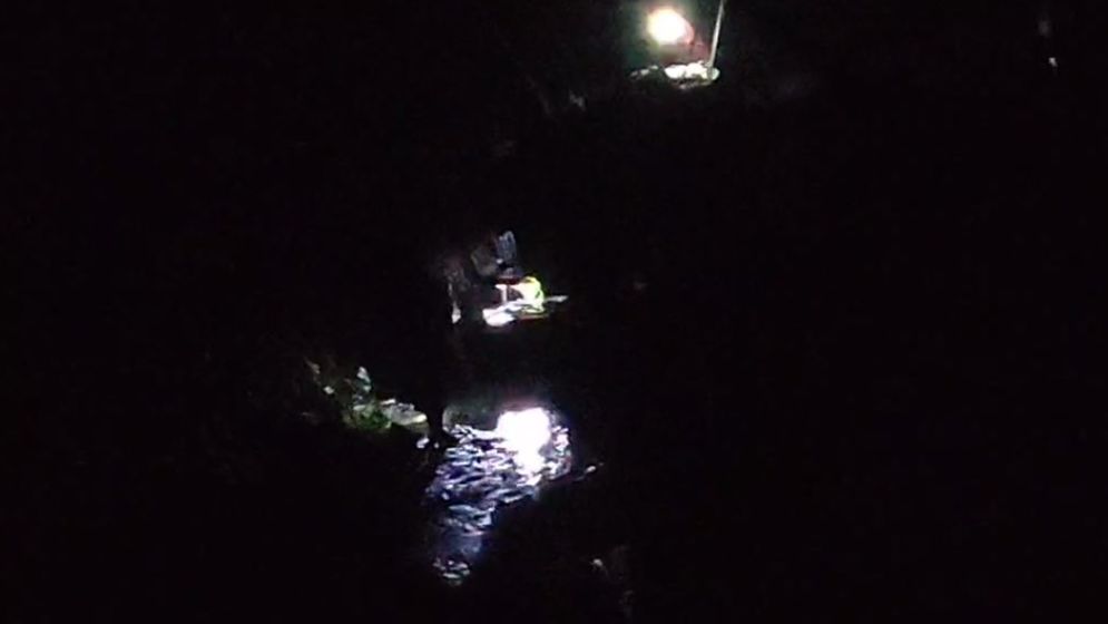 রাতে দলবেঁধে ইলিশ শিকার, ভোরে মেঘনার পাড়ে বিক্রি