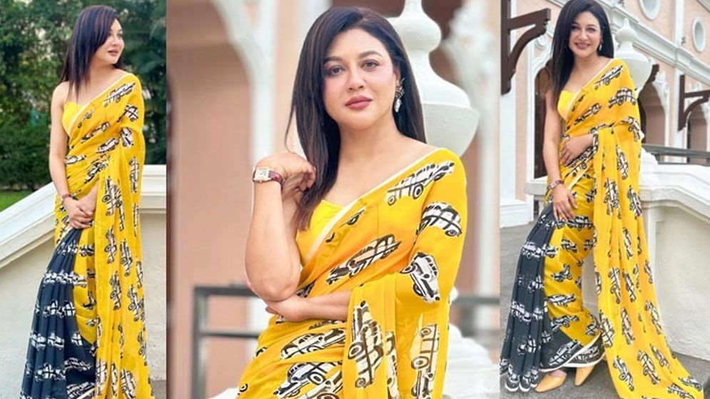 হলুদ শাড়িতে রূপের মায়া ছড়াচ্ছেন জয়া আহসান