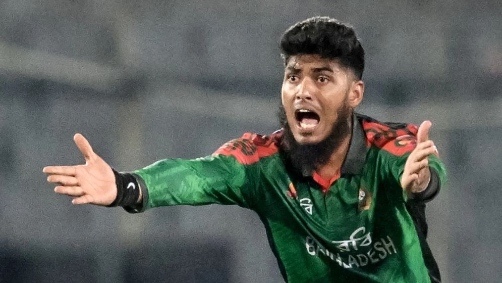 রিশাদকে ‘চ্যালেঞ্জ’ করে উইকেটের সঙ্গে সব রিভিউ হারাল উইন্ডিজ