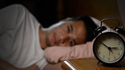 গভীর রাতে চোখে ঘুম নেই, সমাধান যেভাবে