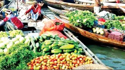 প্রতিটি নৌকা ও ট্রলারই একেকটি দোকান
