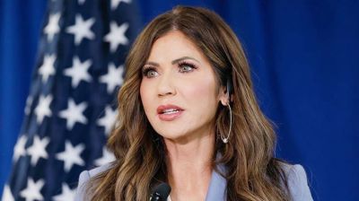 সরকারি টাকায় ব্যক্তিগত বিমান কিনে তোপের মুখে মার্কিন স্বরাষ্ট্রমন্ত্রী