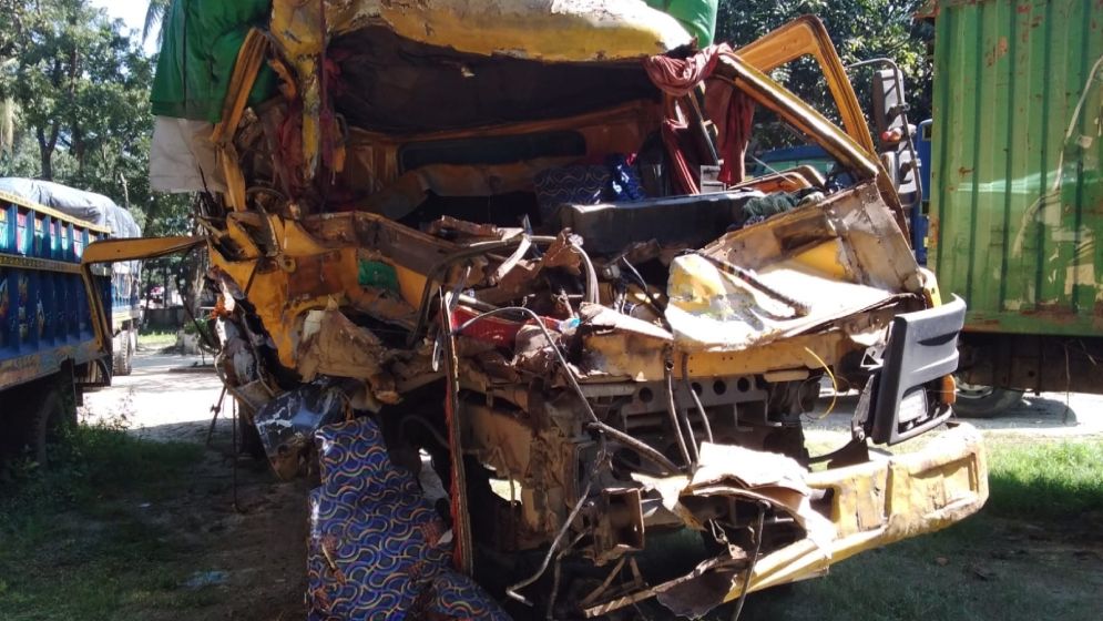 ট্রাকের ধাক্কায় প্রাণ গেল চালক-হেলপারের