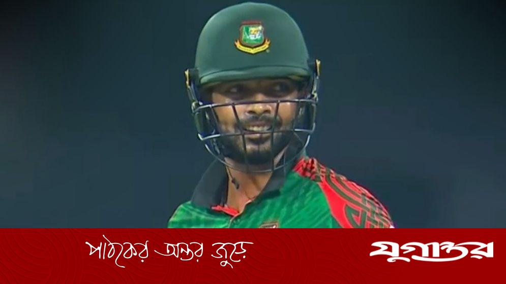 ছক্কা মেরে পরের বলেই আউট সাইফ