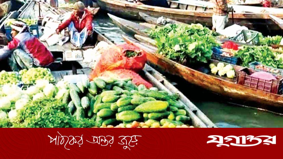 প্রতিটি নৌকা ও ট্রলারই একেকটি দোকান