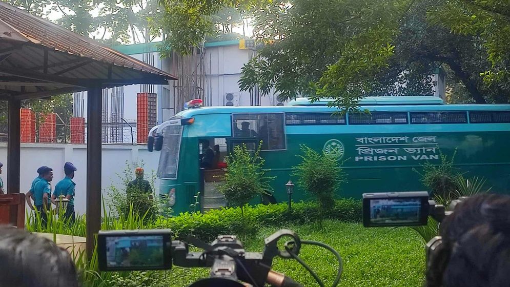 সেনা কর্মকর্তাদের আনা হয়েছে ট্রাইব্যুনালে