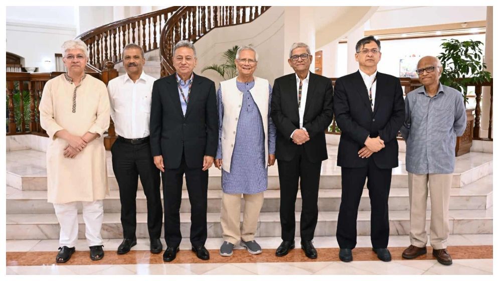 সরকারকে তত্ত্বাবধায়কের ভূমিকায় যেতে হবে