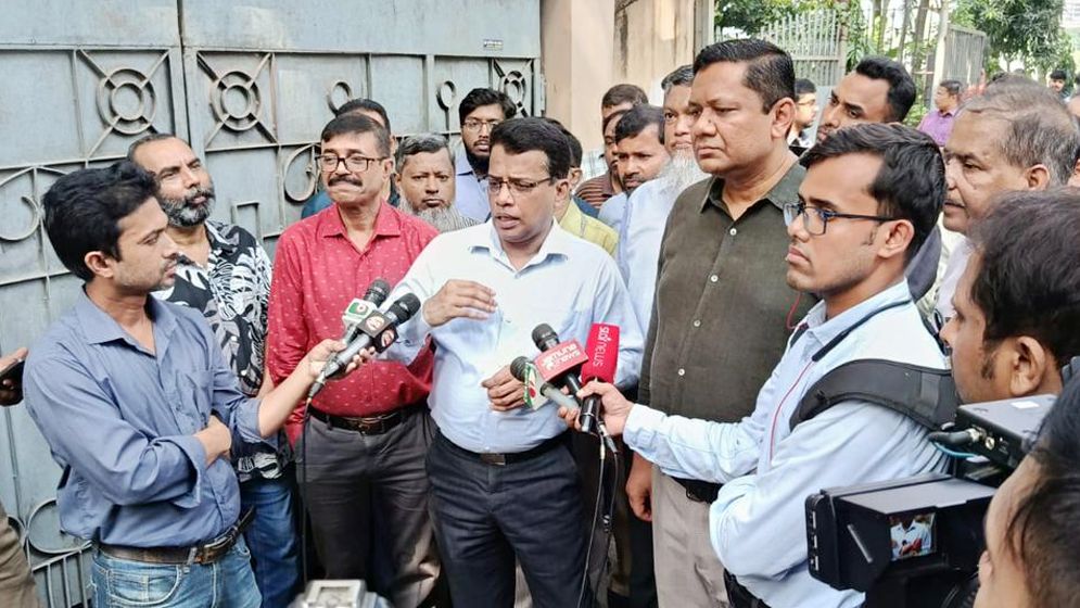 কড়াইল বস্তিতে অবৈধ গ্যাস সংযোগ বিচ্ছিন্নে তিতাস গ্যাসের সাঁড়াশি অভিযান