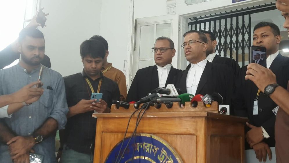 ‘প্রসিকিউশন বলেছে গ্রেফতার, আমরা বলি আত্মসমর্পণ’