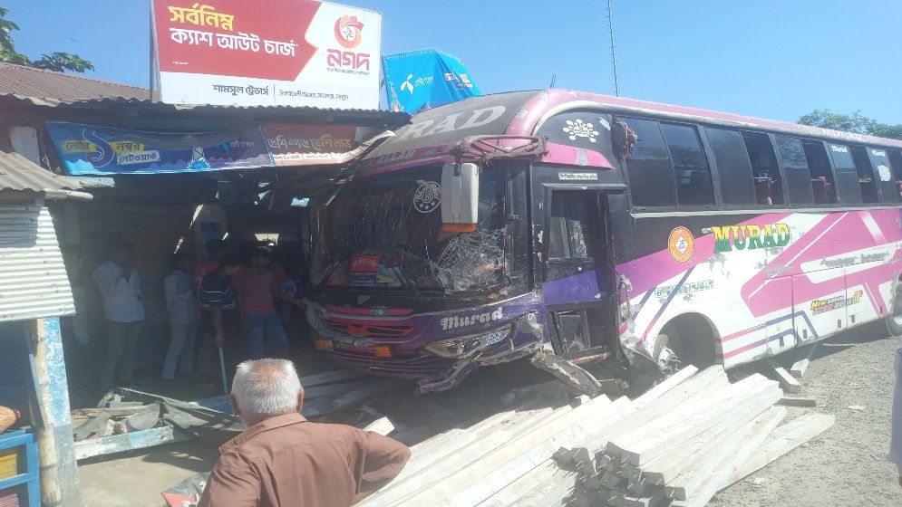 বাসচাপায় অটোচালক নিহত