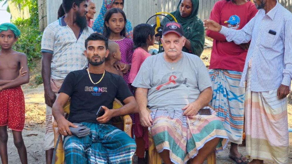 বন্ধুত্বের অনন্য নজির, রাজমিস্ত্রীর বাড়িতে মার্কিন নাগরিক