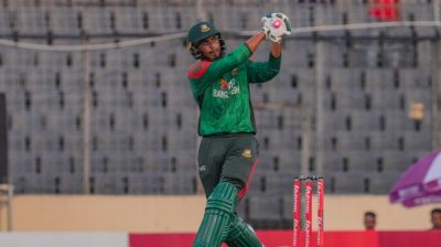রিশাদ ব্যর্থ, ১ ওভারে ৩ উইকেট খুইয়ে বিপাকে বাংলাদেশ