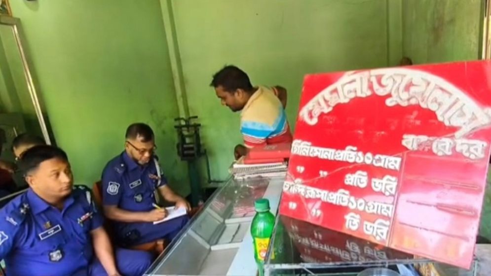 স্বর্ণের দোকানের আলমারি তুলে নিয়ে গেল ডাকাত দল