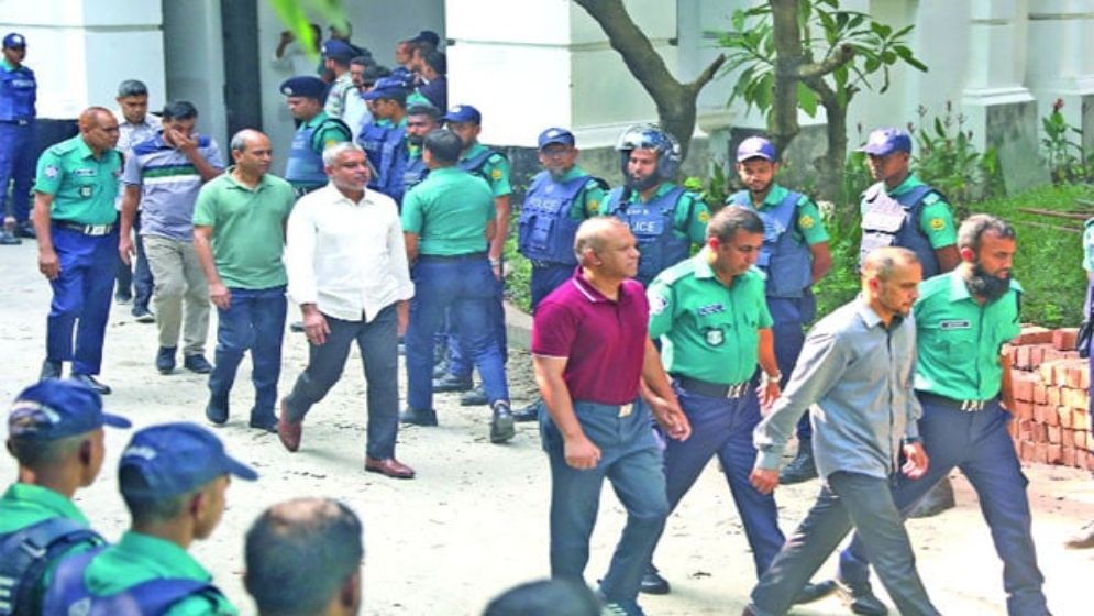 বই পড়ে সময় কাটছে সেনা কর্মকর্তাদের