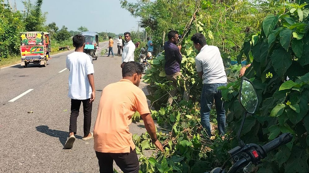 তরুণদের উদ্যোগে ৩৭ কিলোমিটার মহাসড়ক পরিষ্কার