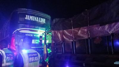 দাঁড়িয়ে থাকা বাসের পেছনে ট্রাকের ধাক্কায় নিহত ২, আহত ৫