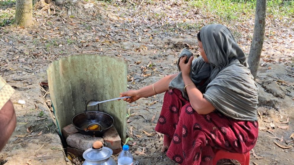 পাইপ বসাতে গিয়ে গ্যাসের সন্ধান, জমিয়ে চলছে রান্নাবান্না