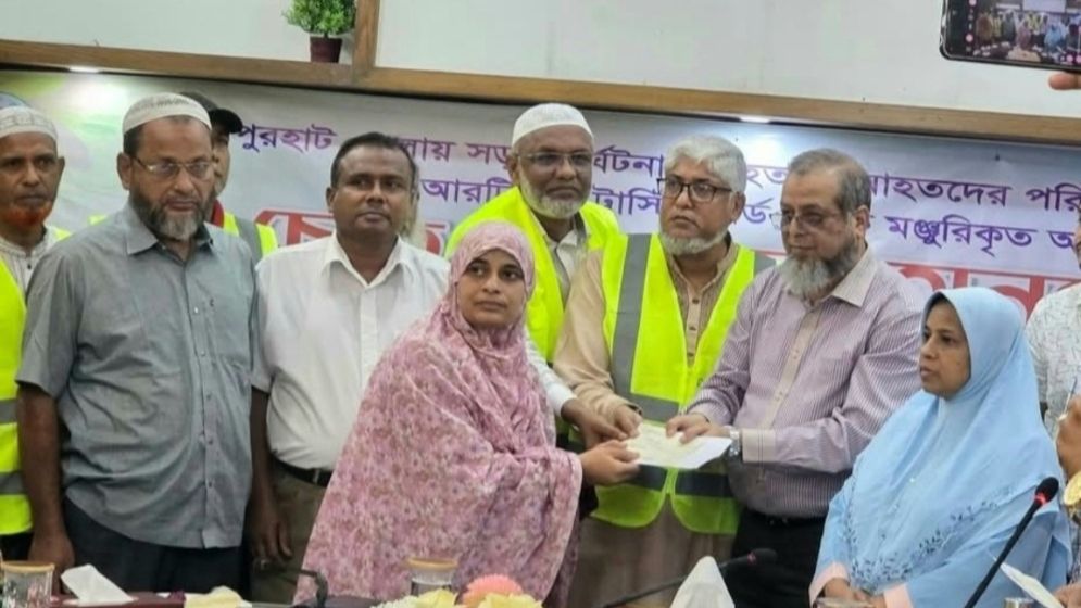 সড়ক দুর্ঘটনায় হতাহত ৮ পরিবারকে বিআরটিএর সহায়তা