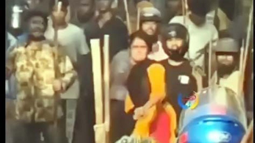 সংঘর্ষে পুরুষের সঙ্গে নারীরাও মাঠে