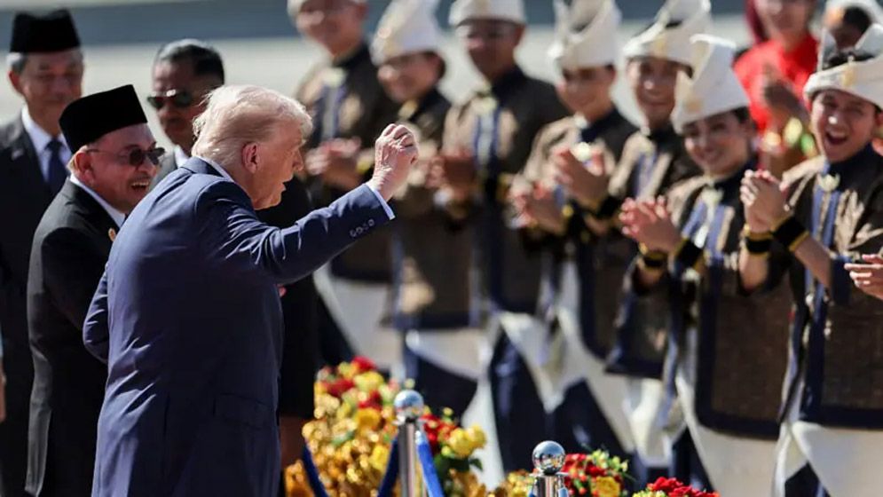 মালয়েশিয়ায় পা রেখেই নেচে উঠলেন ট্রাম্প