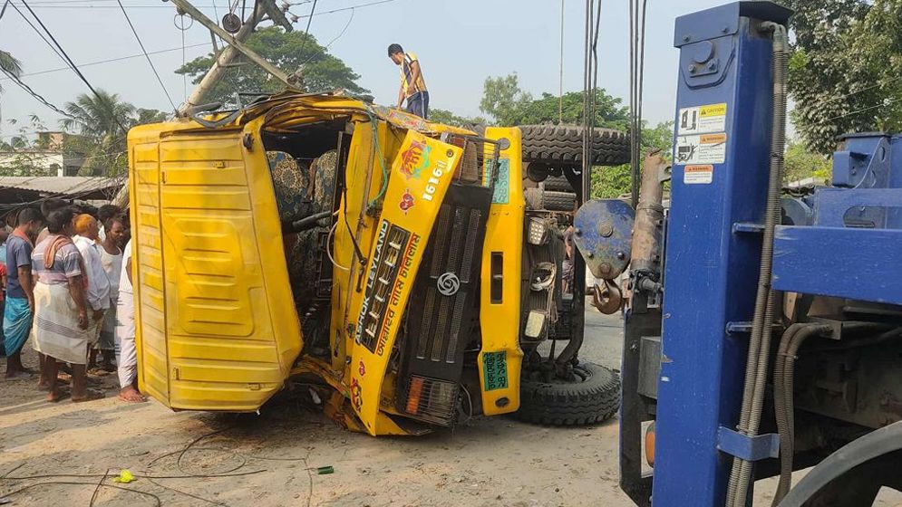 পাবনায় বাঁশবোঝাই ট্রাকচাপায় ২ শিশুসহ নিহত ৩