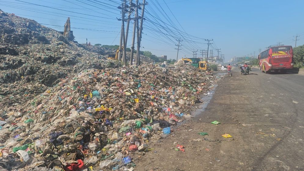 গাজীপুরে মহাসড়কে ফেলা হচ্ছে সিটির ময়লা আবর্জনা, দুর্গন্ধে অতিষ্ঠ পথচারী