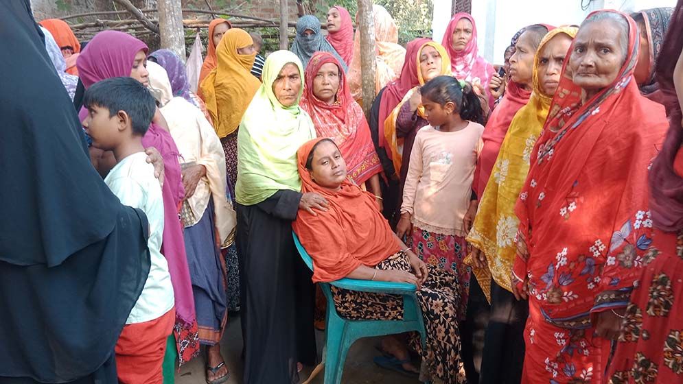 পদ্মার চরে খড় কাটতে গিয়ে গুলিতে নিহত ২