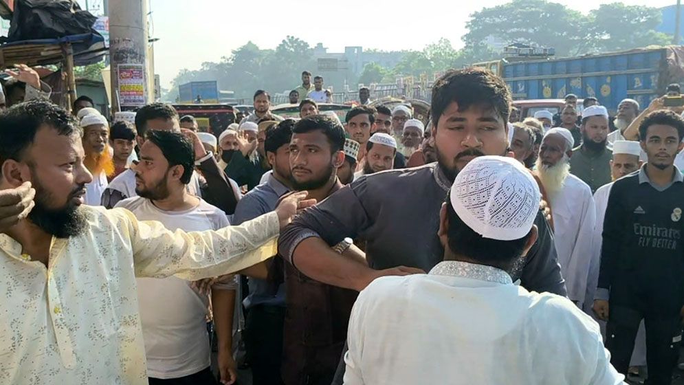 জামায়াতের গণমিছিলে সংঘর্ষ, প্রার্থীর হাত থেকে কেড়ে নেওয়া হলো মাইক্রোফোন!