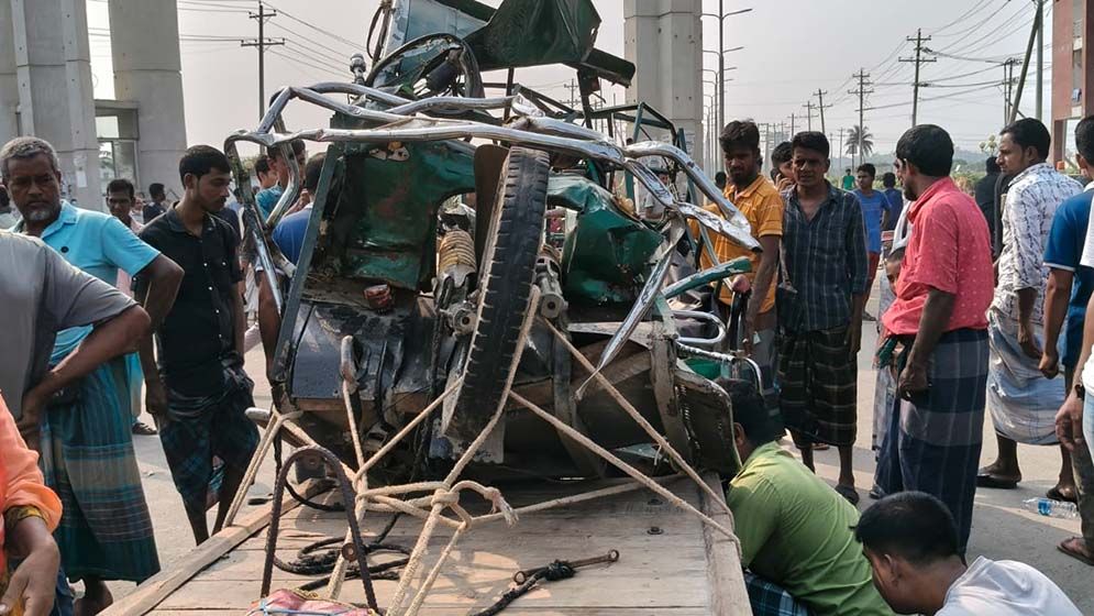 কার্ভাডভ্যান চাপায় অটোরিকশার ৩ যাত্রী নিহত