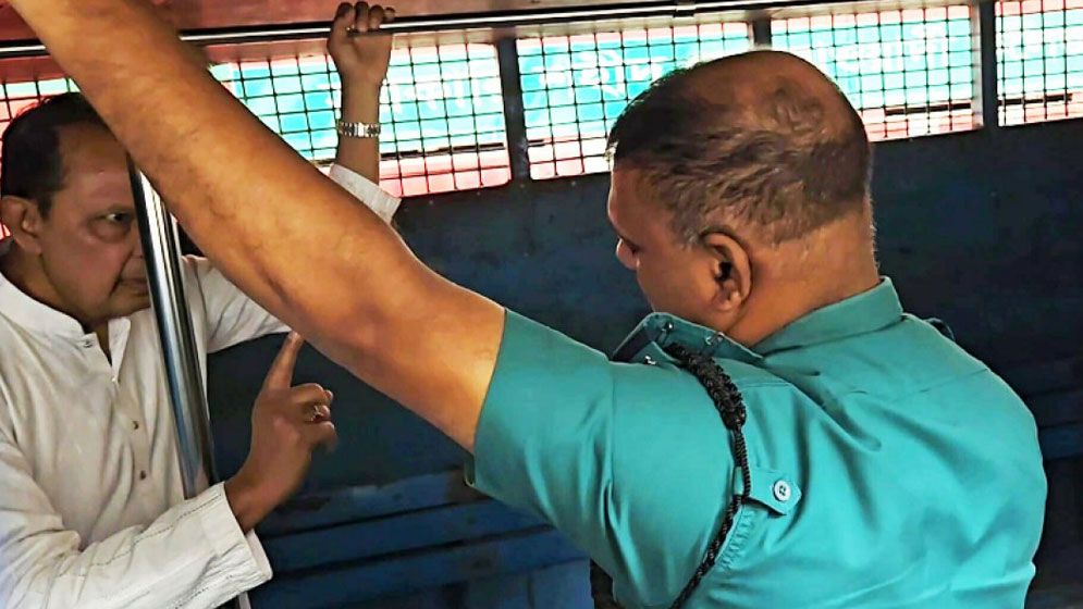 প্রিজন ভ্যানে জেদ করে লোহার রড ধরে যে কাণ্ড করলেন ইনু