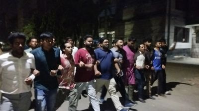 জবির ছাত্রীকে শ্লীলতাহানি, প্রতিবাদে মধ্যরাতে শিক্ষার্থীদের বিক্ষোভ