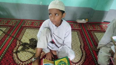 শিশুর পায়ে শিকল বেঁধে পাঠদান