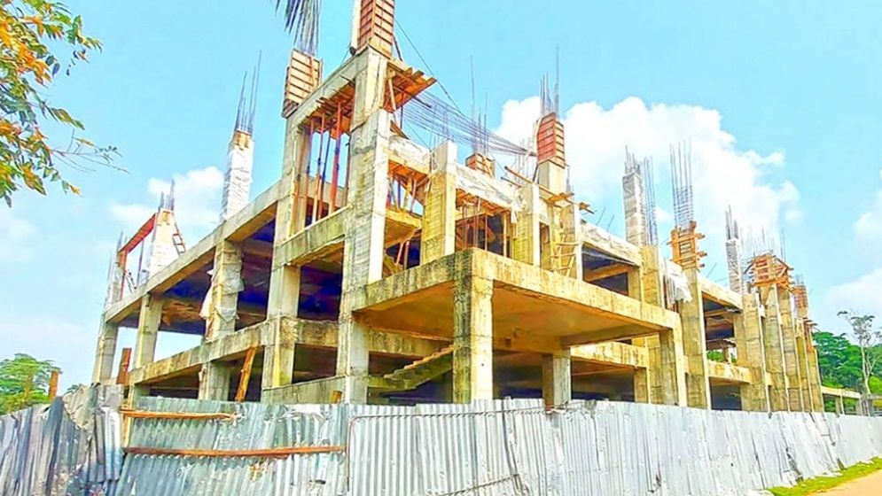 বামনায় ৬ বছরেও শেষ হয়নি মডেল মসজিদ নির্মাণ কাজ, মুসল্লিদের ক্ষোভ