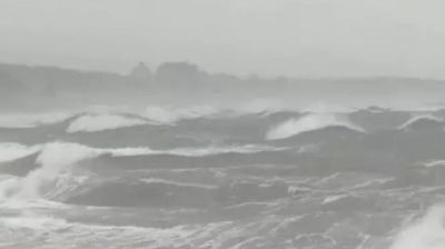 আঘাত হানলো ঘূর্ণিঝড় ‘মন্থা’, ব্যাপক ক্ষতির আশঙ্কা