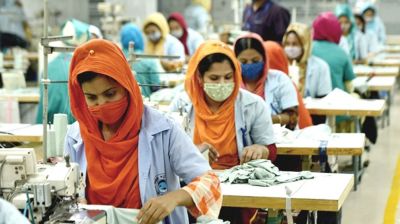 ৩২% পোশাক শ্রমিকের আয় ন্যূনতম মজুরির চেয়ে কম