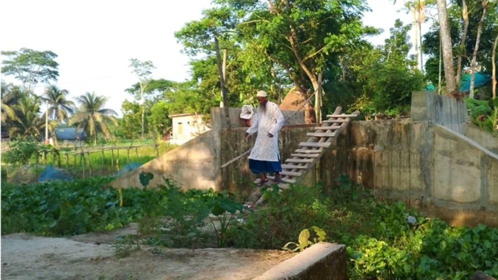 দুমকিতে মই বেয়ে উঠতে হয় সেতুতে