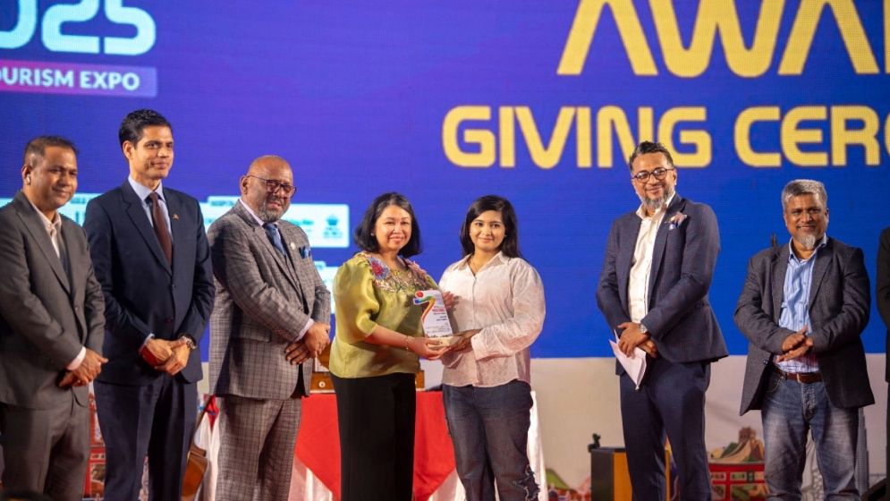 পর্যটন খাতে অবদানের জন্য পুরস্কার পেলেন তিন সাংবাদিকসহ ১৩ জন