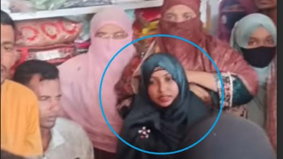 কোটি টাকা আত্মসাতের চেষ্টা, জনতার হাতে আটক পিংকি