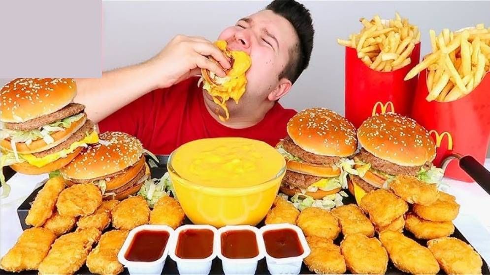 অতিরিক্ত খাওয়ার অভ্যাস ভোগাচ্ছে? এড়িয়ে চলতে পারেন এই ৮ উপায়ে