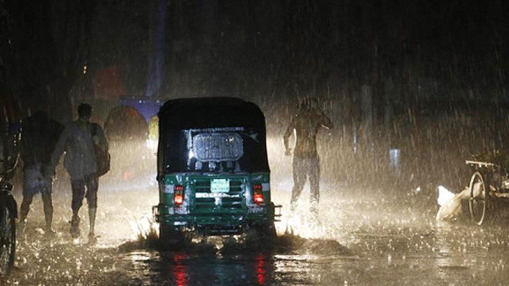 বৃষ্টিতে তলিয়ে গেছে রাজধানীর অলিগলি